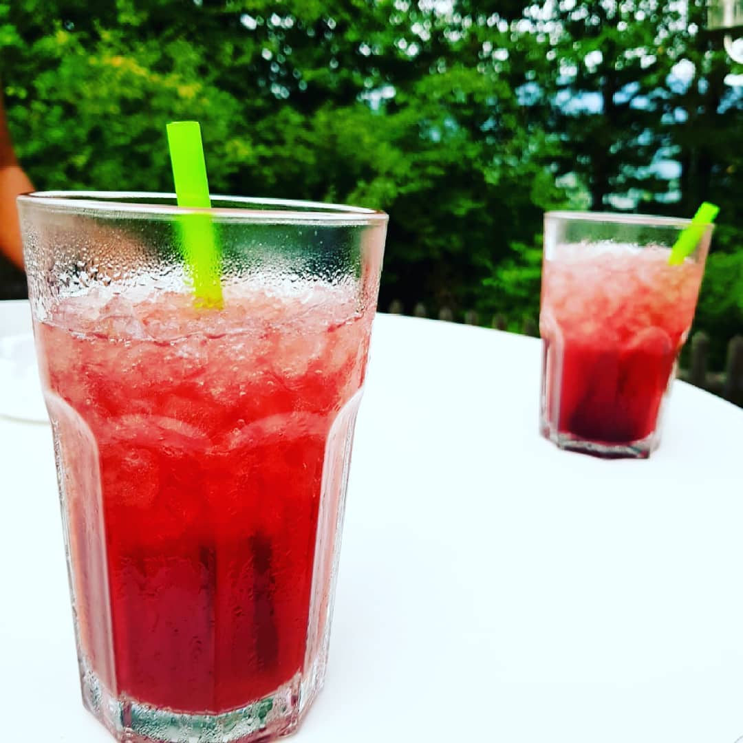 Roter Weinbergpfirsich Cocktail - Sommer Pitsch